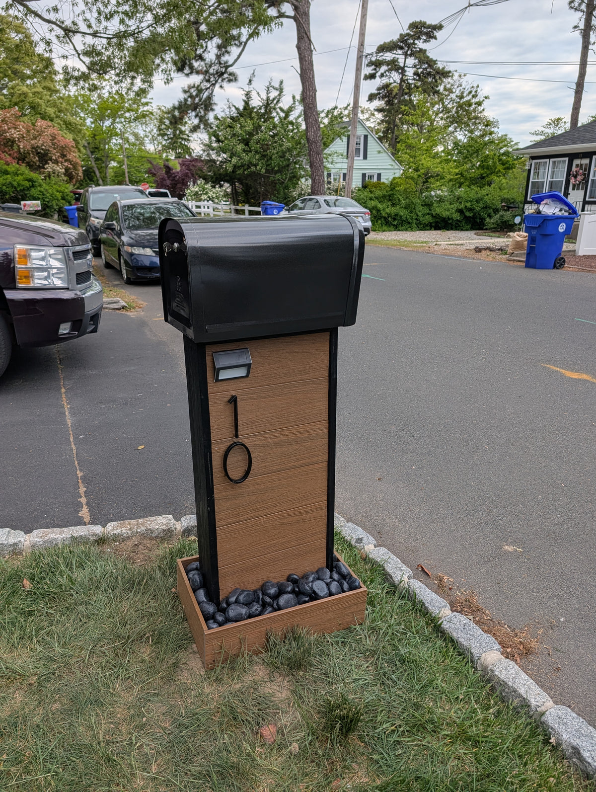 Two-tone composite mailbox w/ Beach Pebbles