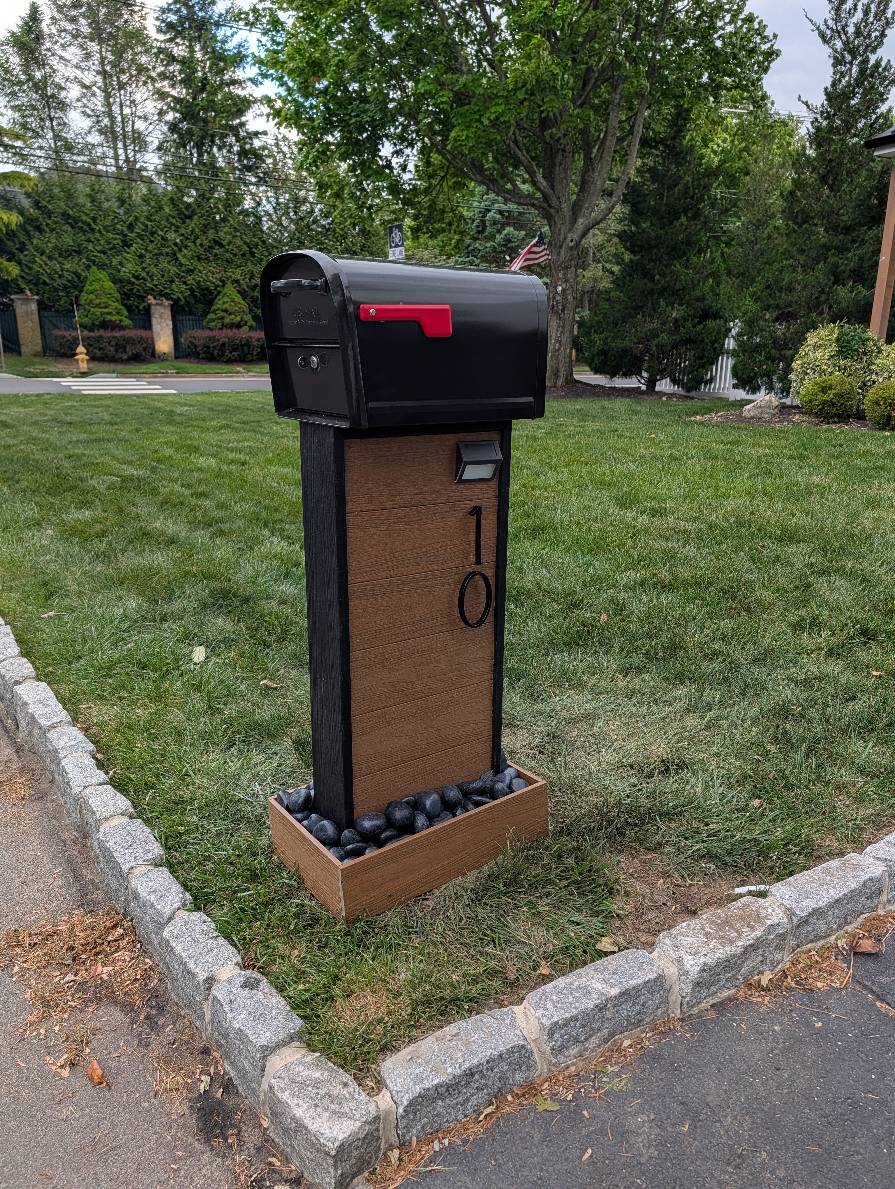 Two-tone composite mailbox w/ Beach Pebbles