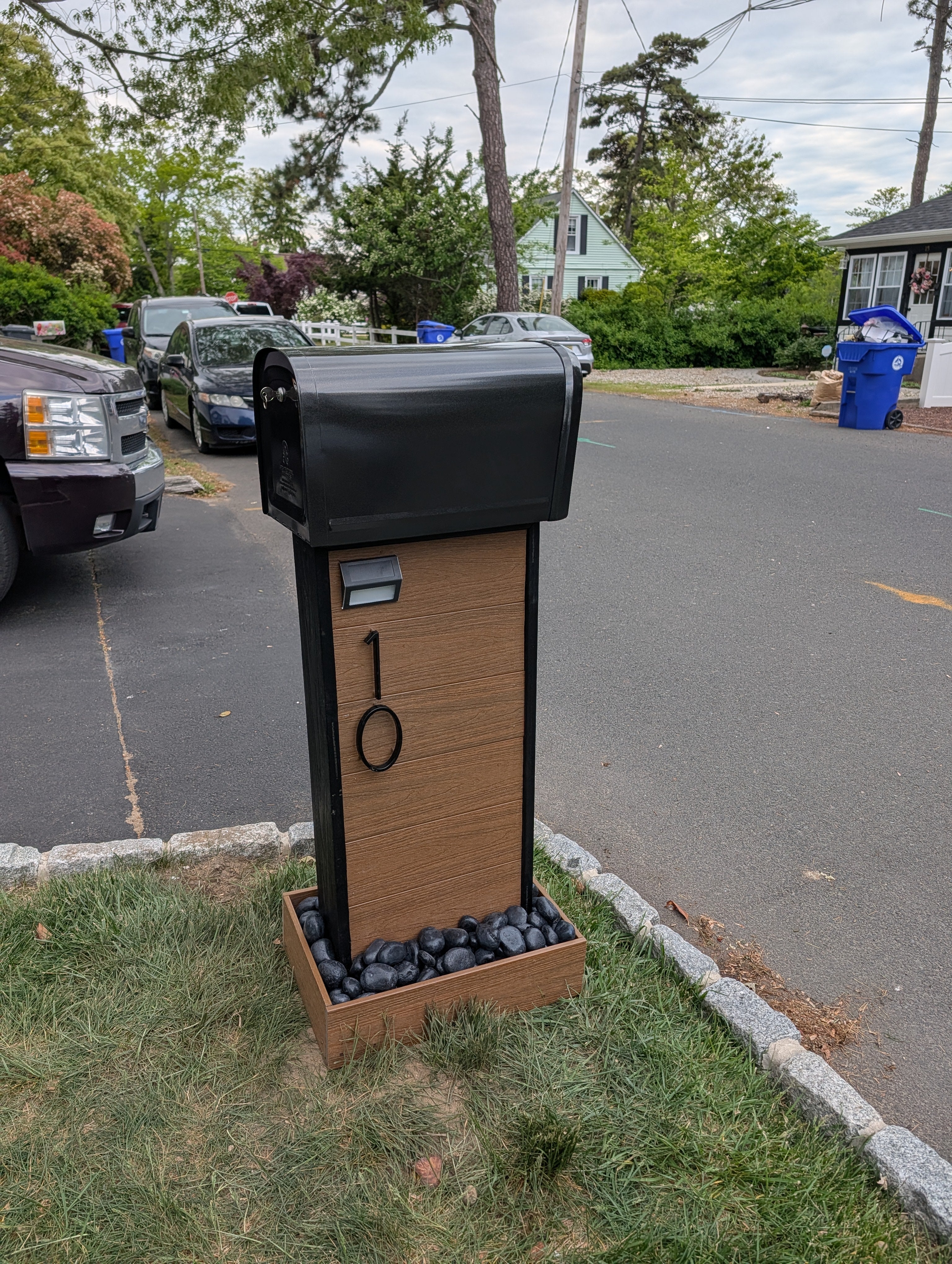 Two-tone composite mailbox w/ Beach Pebbles